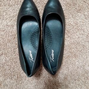Black pumps
